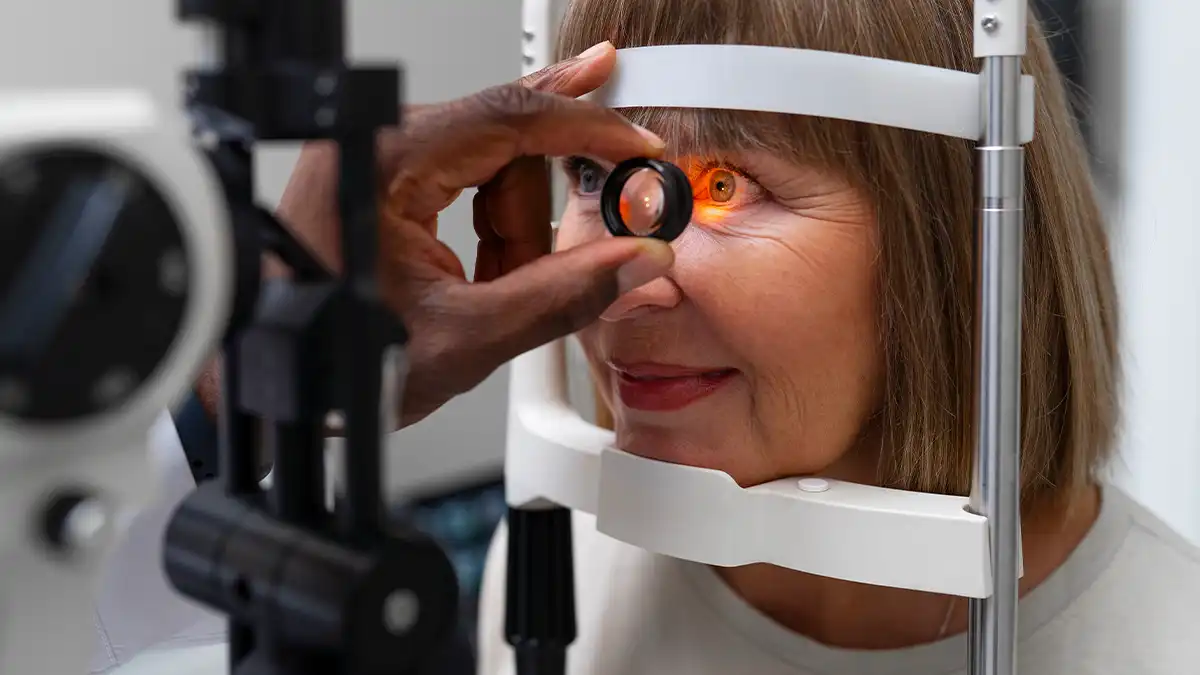 کشیدن روغن چشم بعد از عمل شبکیه