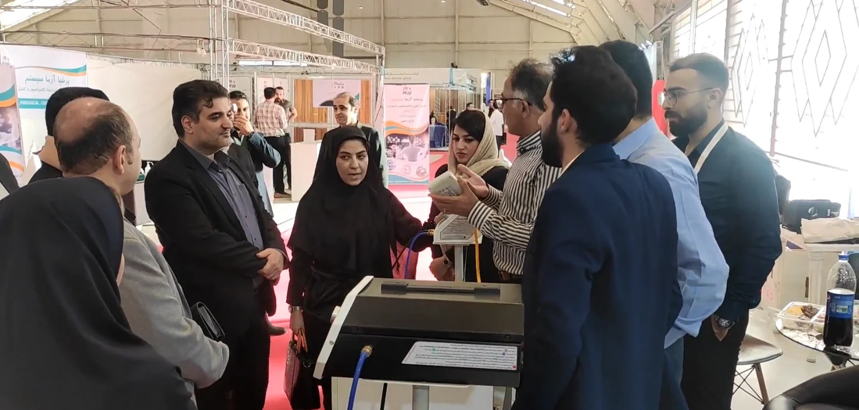 بازدید رییس کل اداره تجهیزات پزشکی از غرفه آنهوما