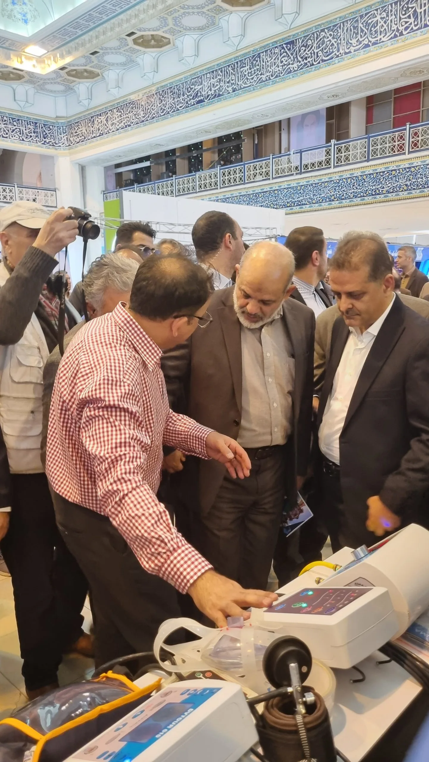 بازدید وزیر کشور از غرفه آنهوما