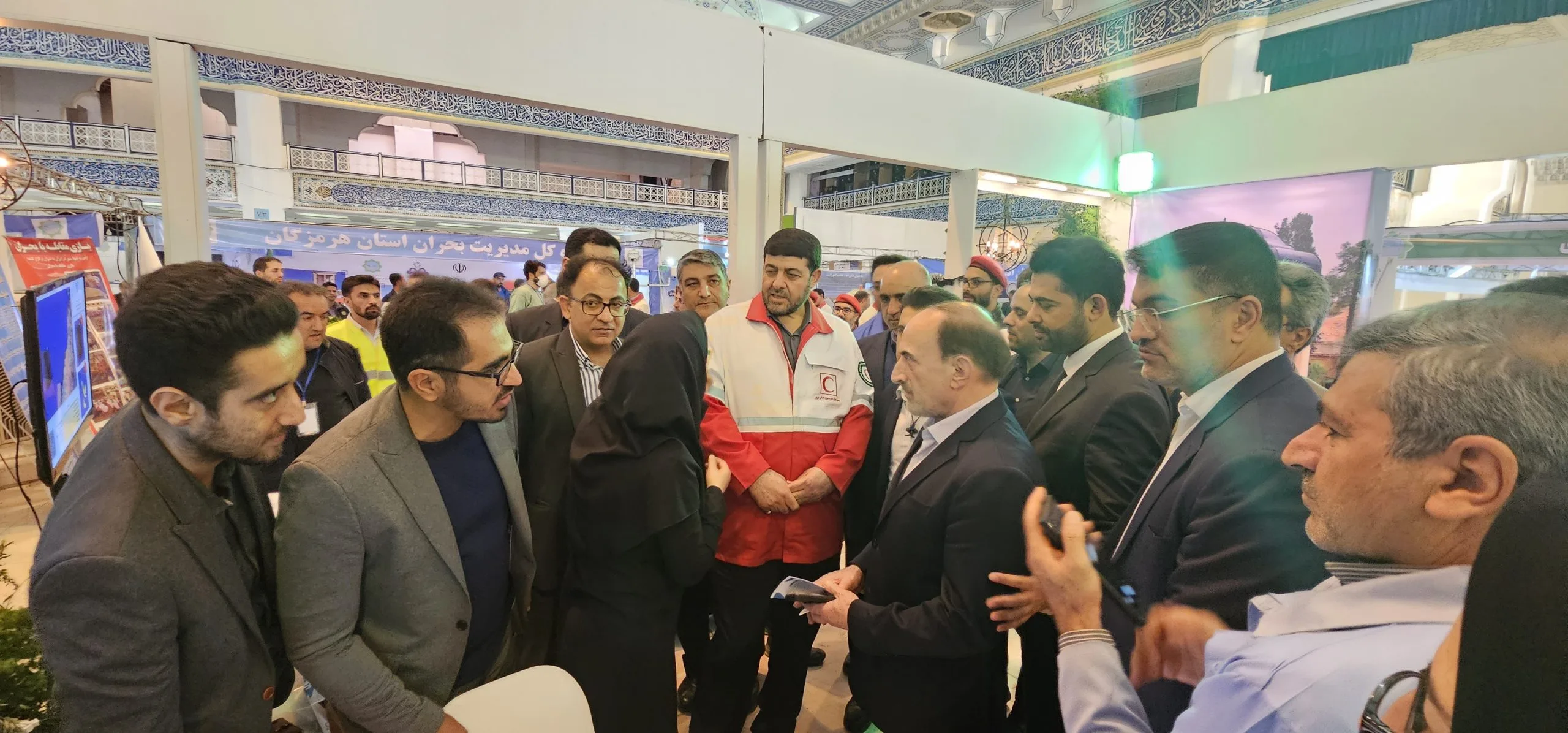 بازدید رییس کل هلال احمر جناب دکتر کولیوند از غرفه آنهوما