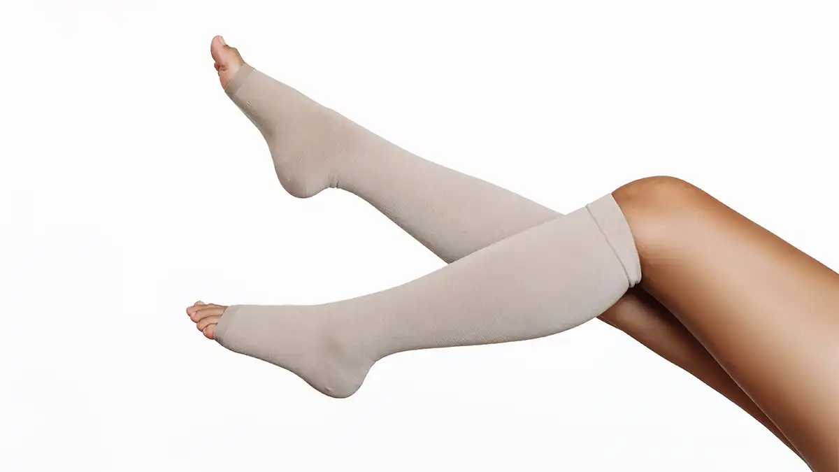 نحوه صحیح پوشیدن جوراب آنتی آمبولی و مدت زمان استفاده از آن